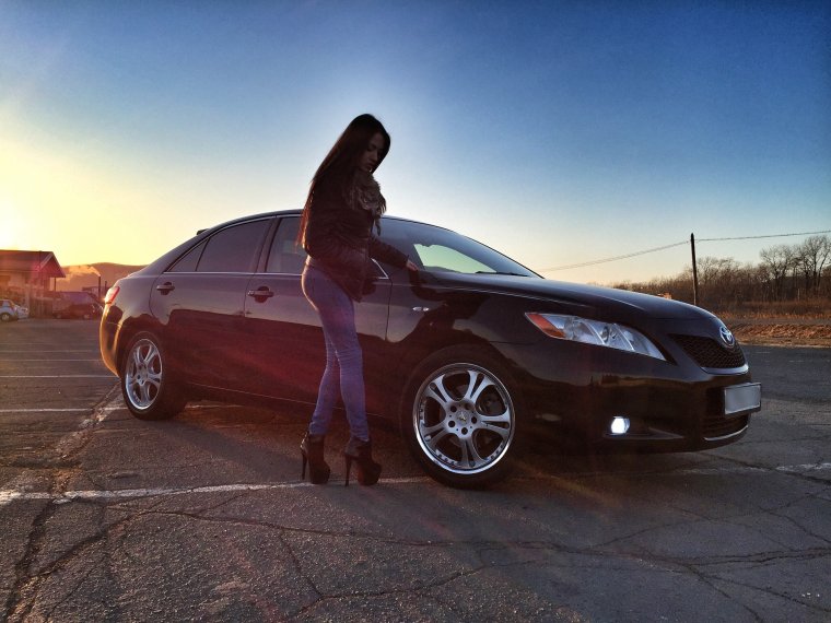 Брюнетка возле машины