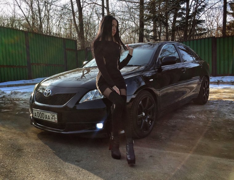 Тойота Камри 40 и девушки
