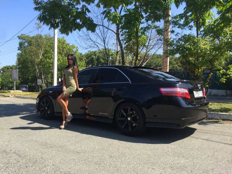 Тойота Камри v40 и девушки