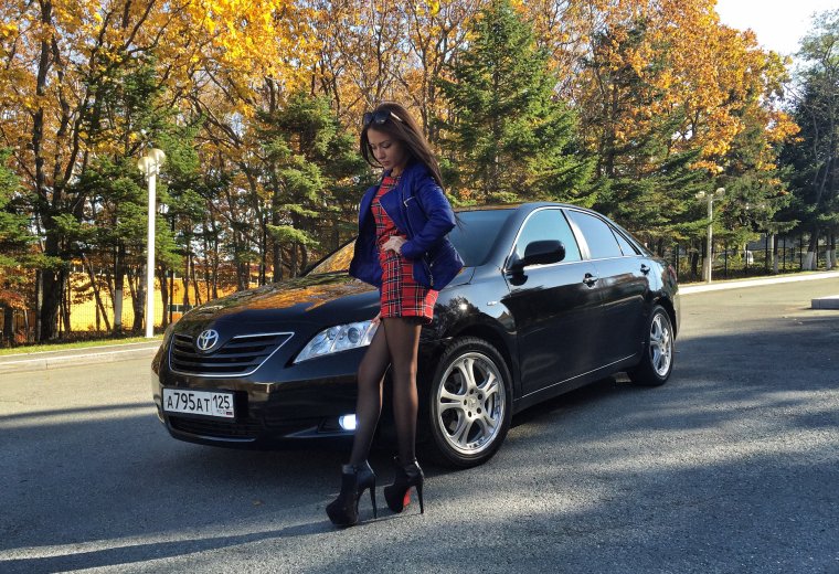 Девочка около машины