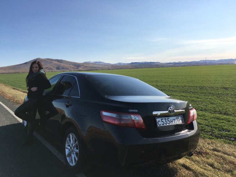 Красивые девушки и Камри