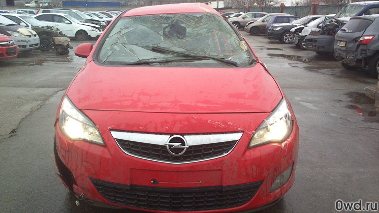 Разбитый Опель Астра красный
