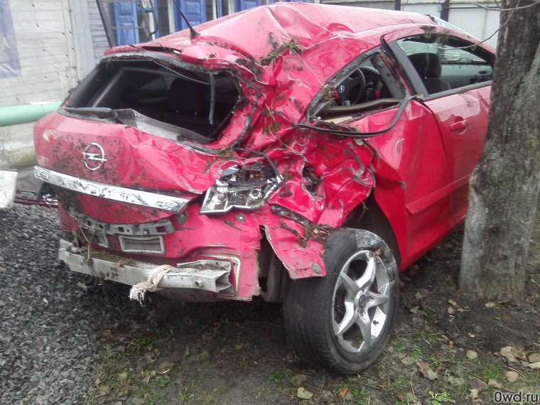 Разбитый Опель Астра красный