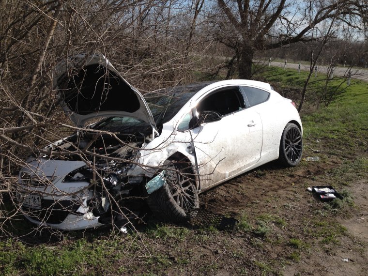 Разбитый белый Опель Астра