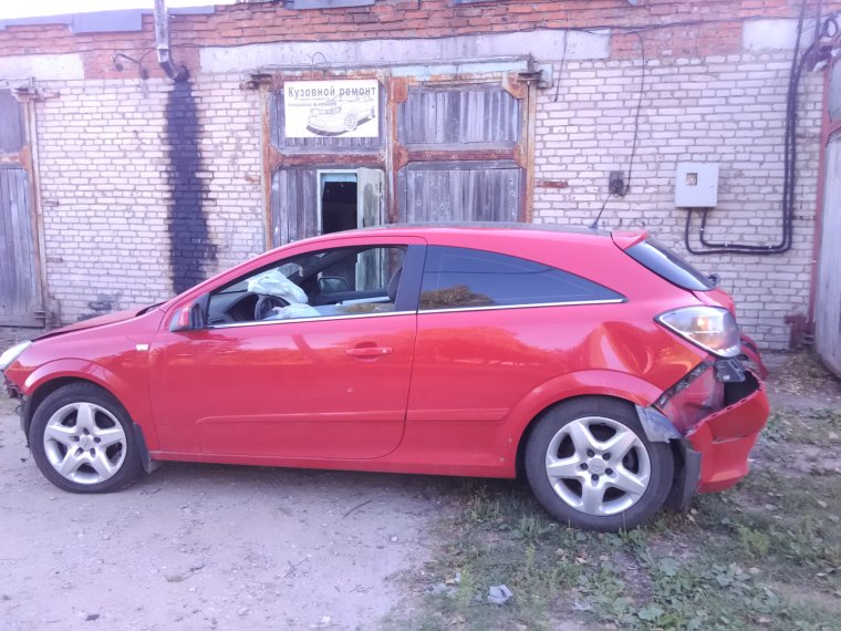 Опель Астра красная битая