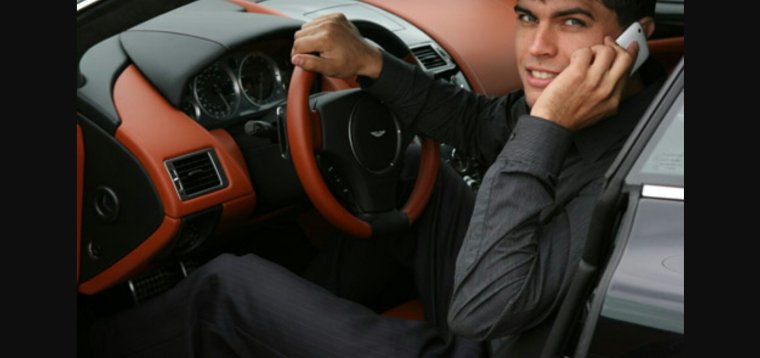 Красивый парень за рулем