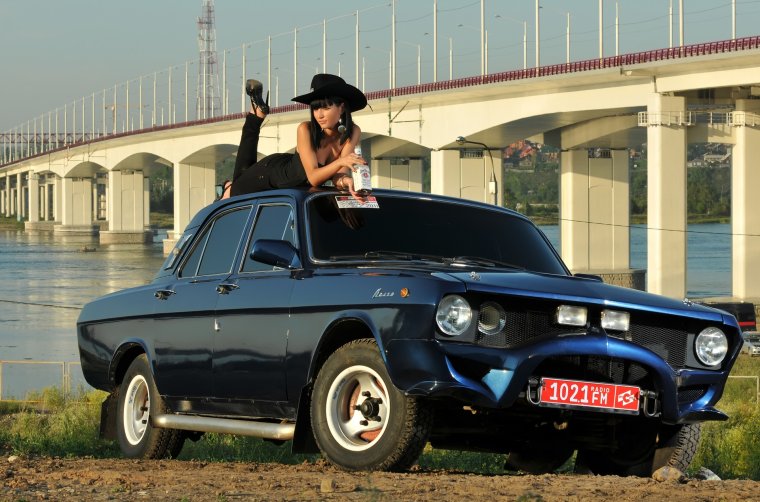 Автомобиль Волга и девушки