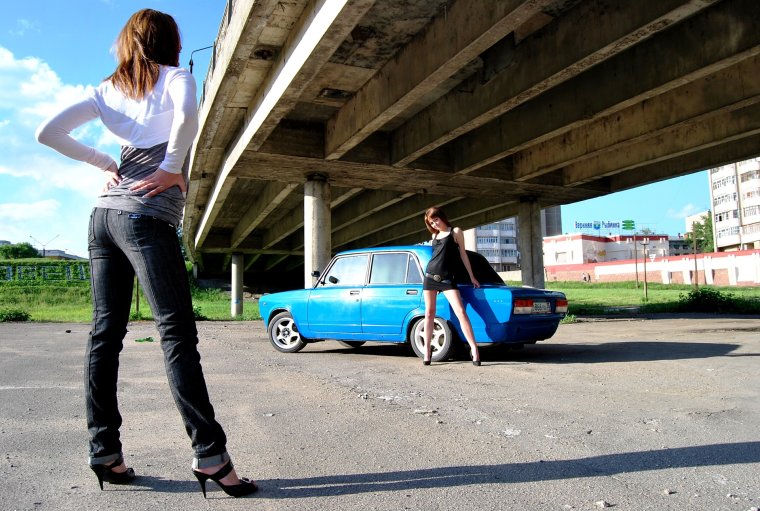 Девушки и русские машины
