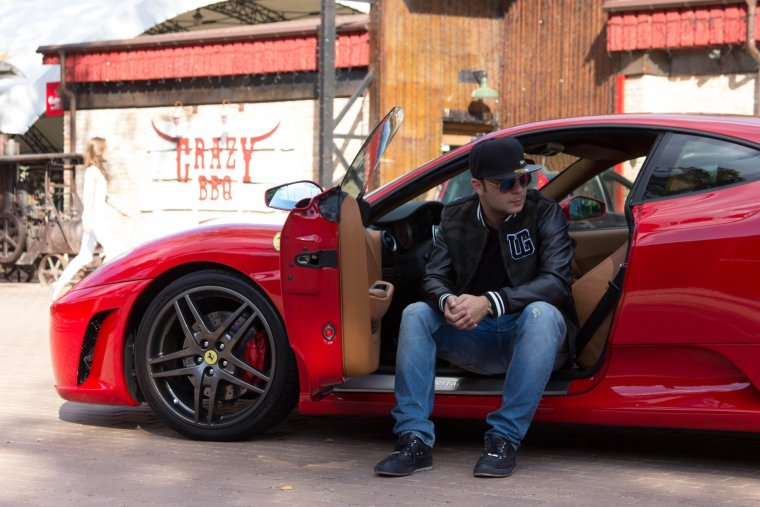 Парень на Феррари