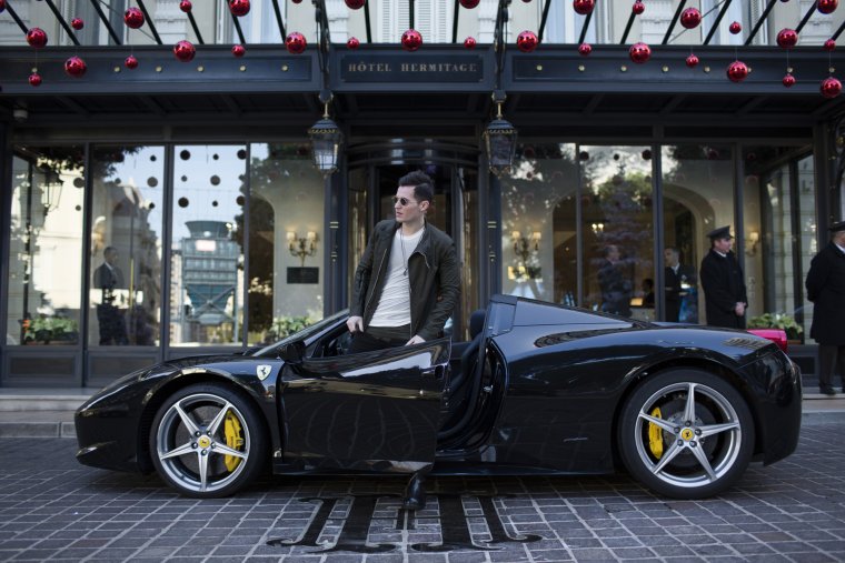 Парень на Феррари