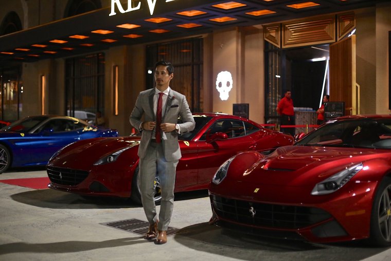 Богатый человек с Феррари