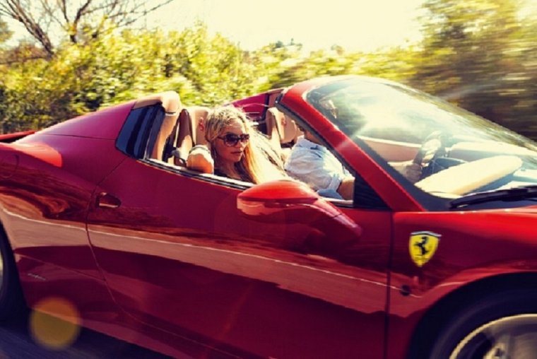 Блондинка в Красном кабриолете