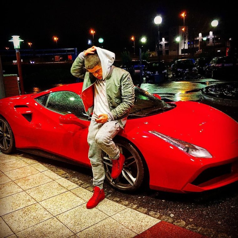 Парень на Феррари