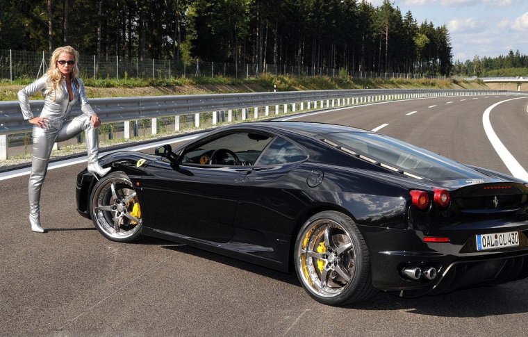 Девушки и спортивные машины