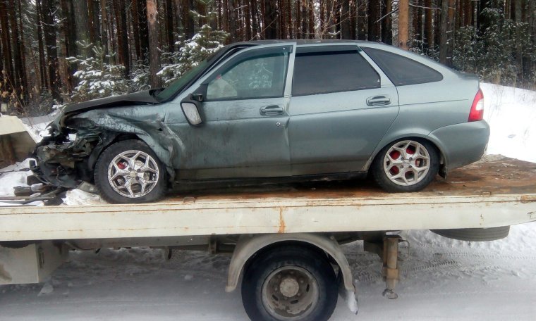 Зеленая Приора хэтчбек Разбитая