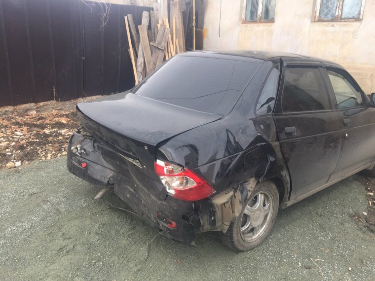 Приора седан черная битая