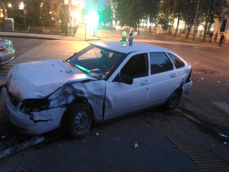 Разбитая Лада Приора хэтчбек