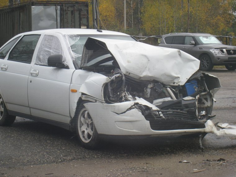 Битая Лада Приора 2