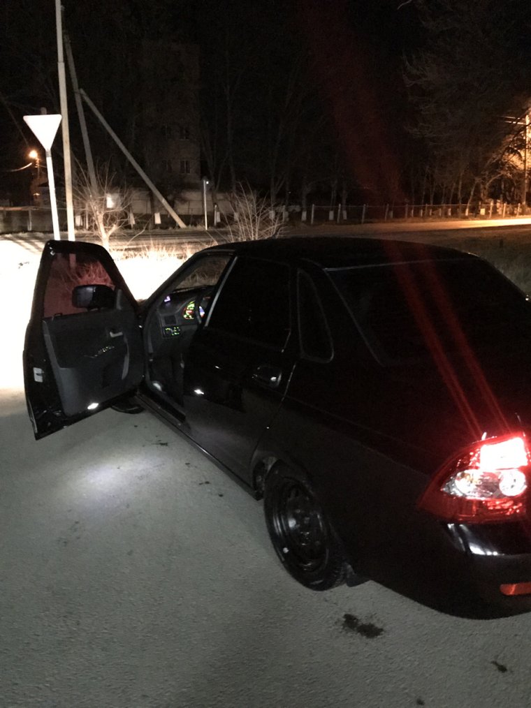 Разбитый капот Приоры