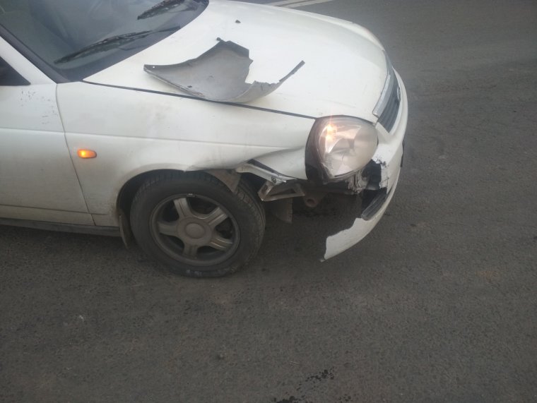 Разбитая белая Приора универсал