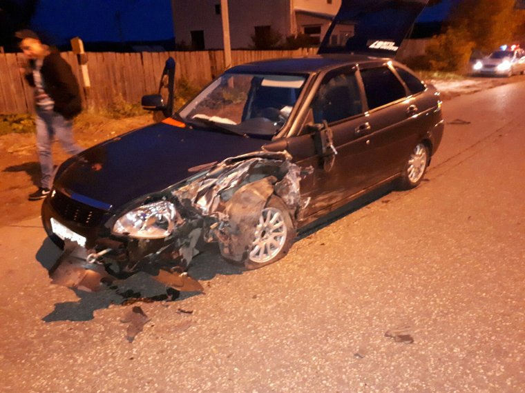 Разбитая ВАЗ 2170 черная седан