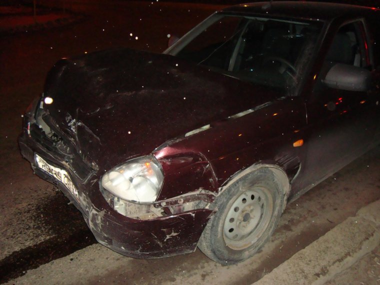 Разбитая Приора на дороге