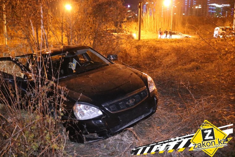 Разбитая черная машина