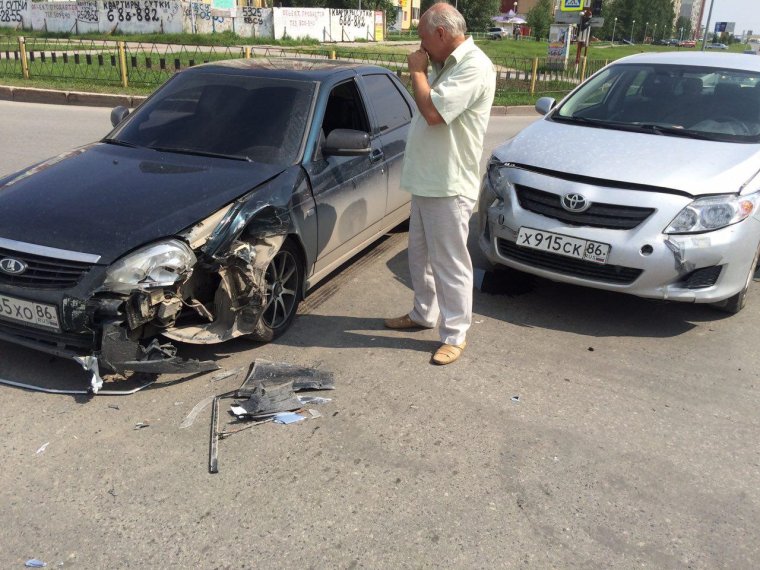 Битая Лада Приора красная