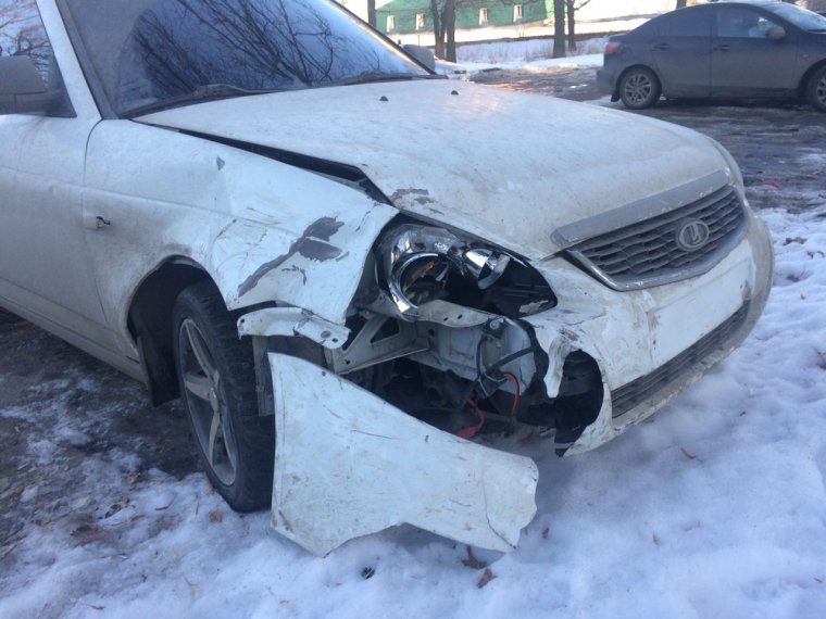 Битая белая Приора