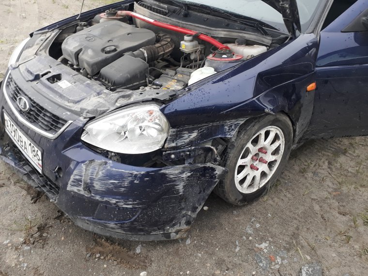 Разбитая Приора седан