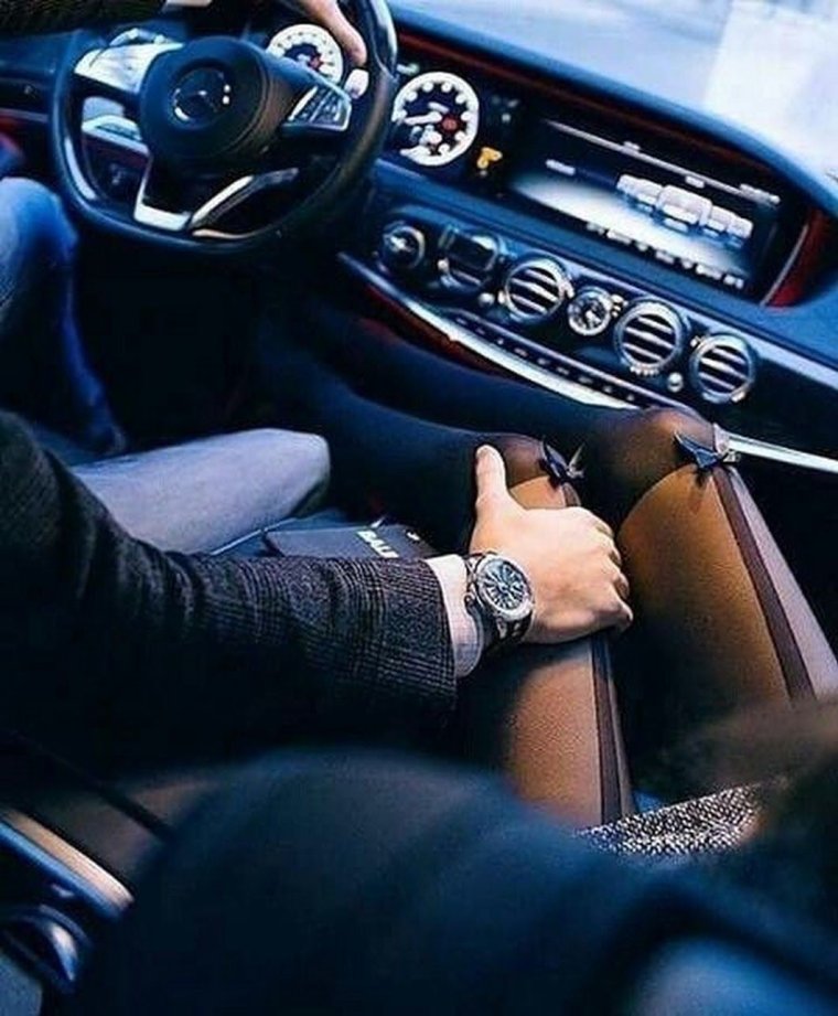 Парень с девушкой в авто