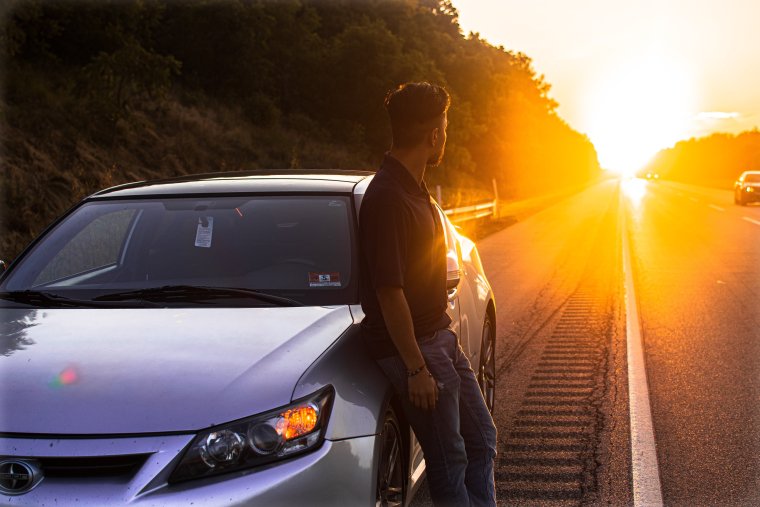 Парень девушка машина закат