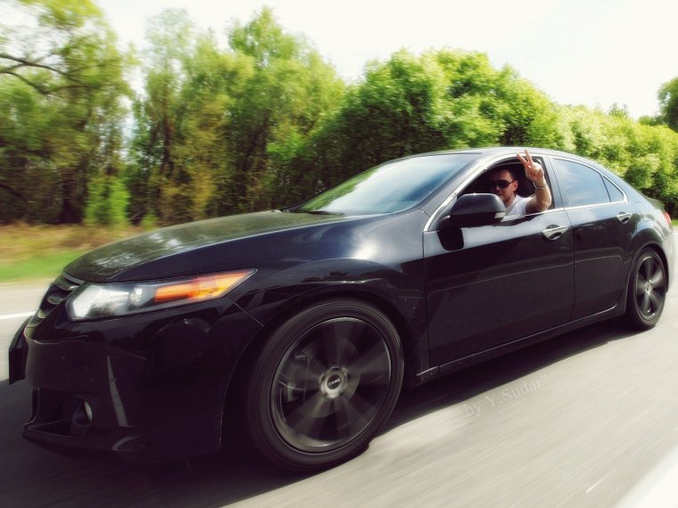 Мужчина в черном авто