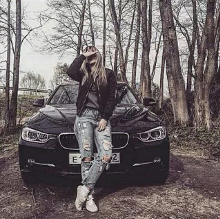 Парень с девушкой возле машины