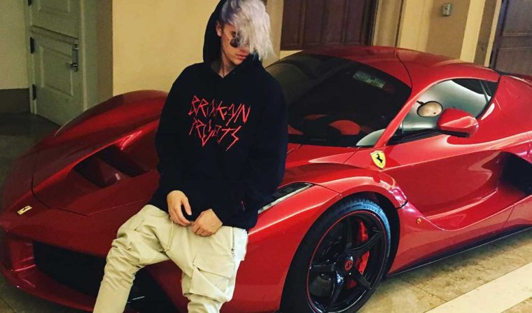 Джастин Бибер возле машины