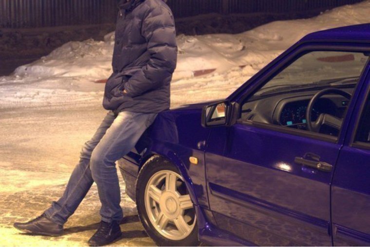 Парень возле машины без лица