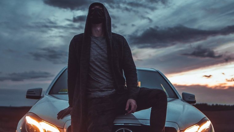 Парень возле машины