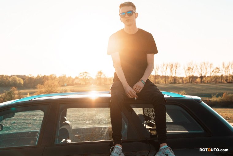 Парень с машиной на закате