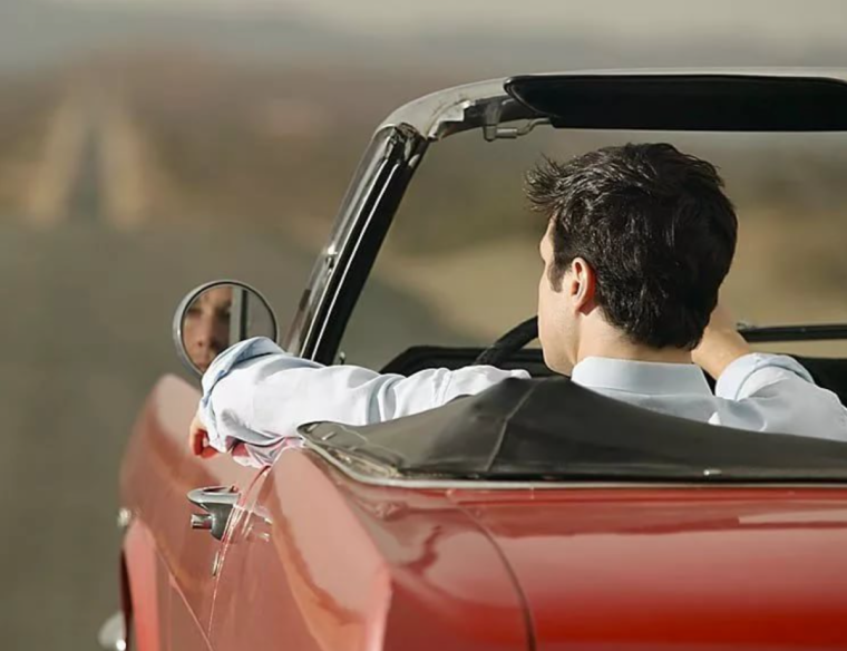 Парень за рулем кабриолета