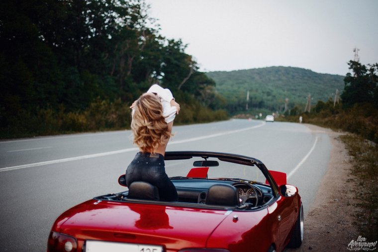 Девушка из люка машины