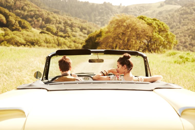 Пара рядом с машиной