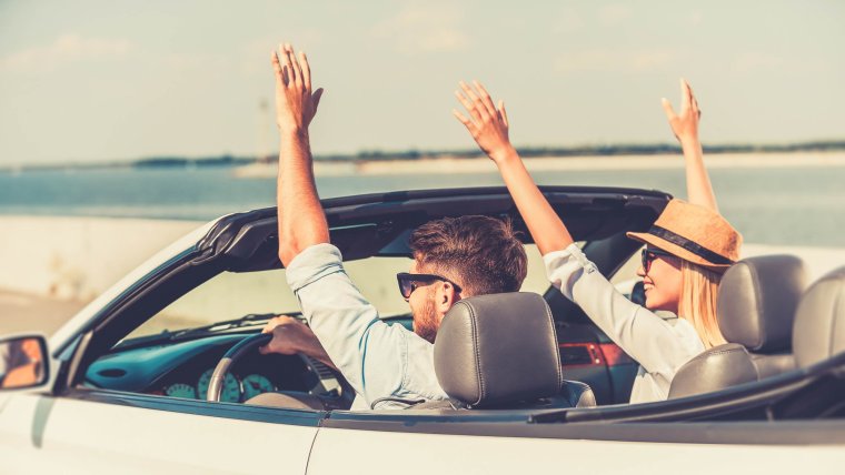 Люди в кабриолете