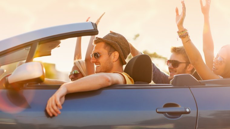 Мужчина в кабриолете