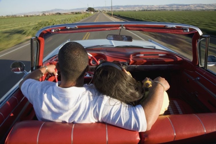 Поцелуй в кабриолете