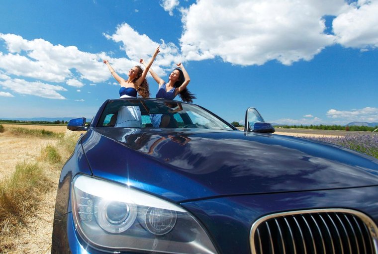 Человек за рулем машины кабриолет