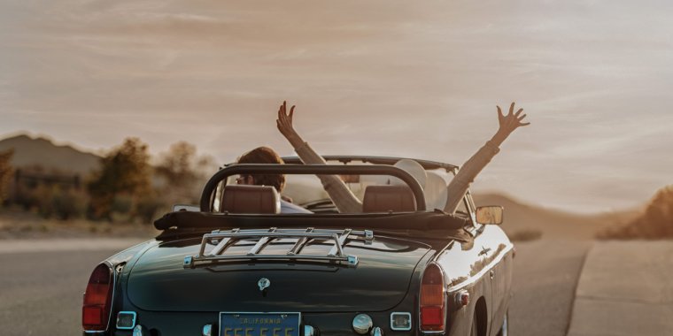 Мужчина в кабриолете