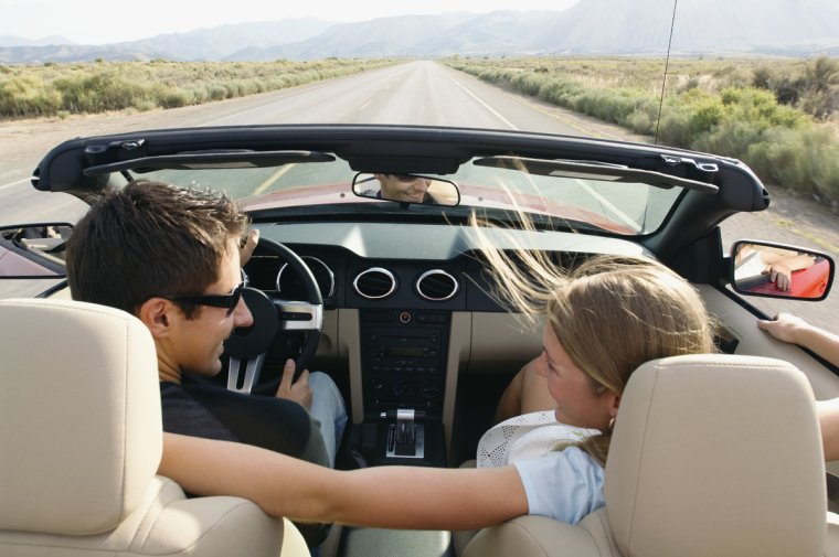 Мужчина в кабриолете