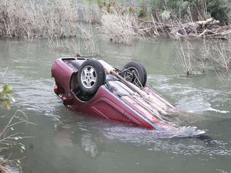 Машина упала в реку