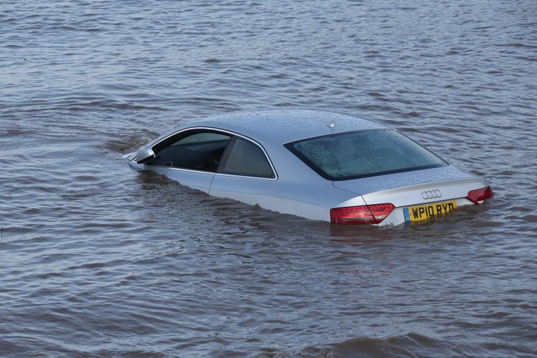 Машина тонет