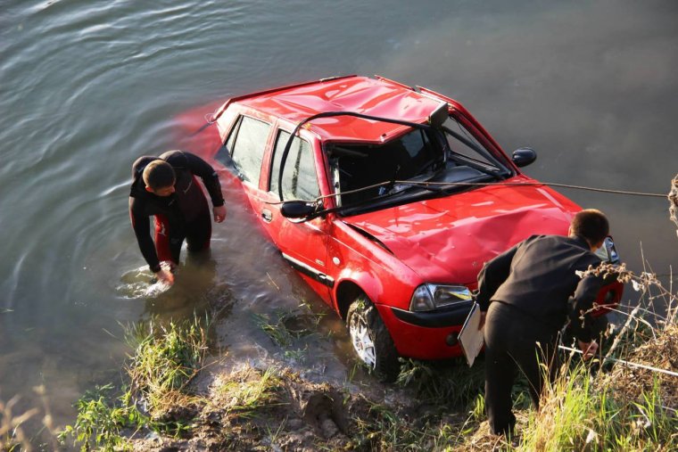 Машина в речке